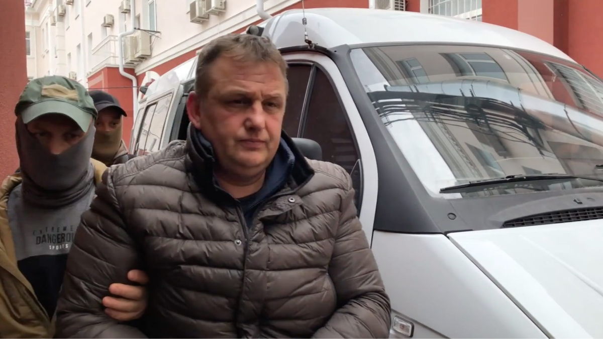 İşğal etilgen Qırımda jurnalist Vladislav Yesipenkonıñ tutulması. Belli olğanı 