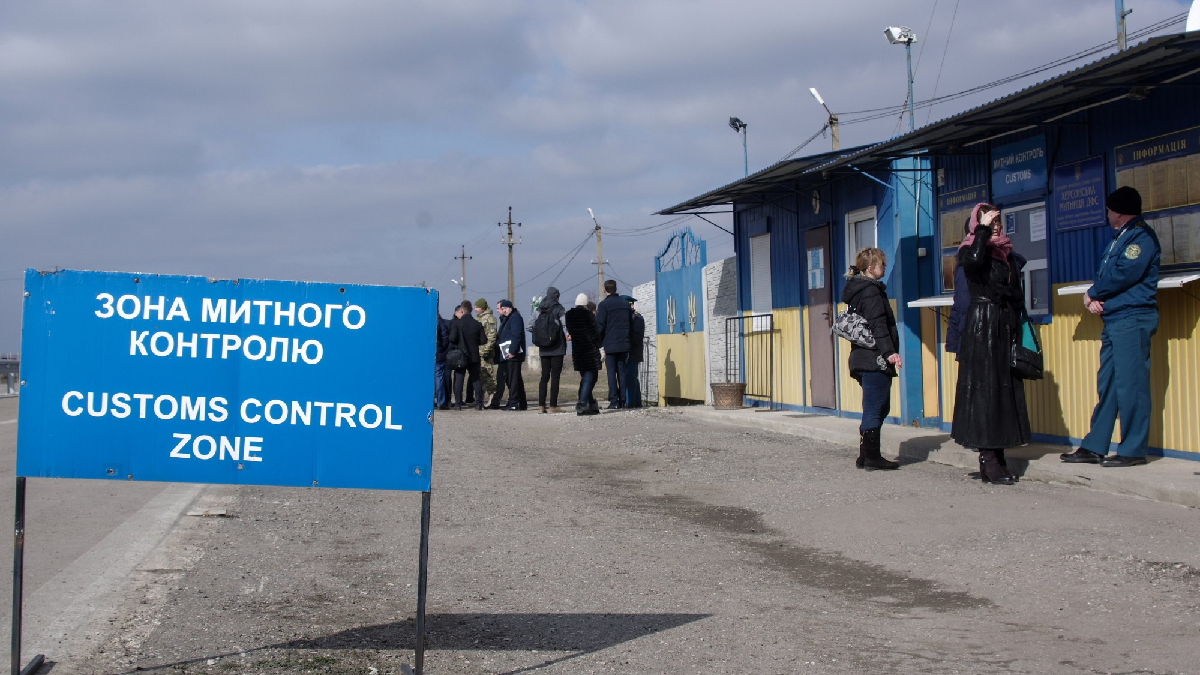 На адмінмежі з окупованим Кримом на КПВВ перестає працювати митниця. Що відомо