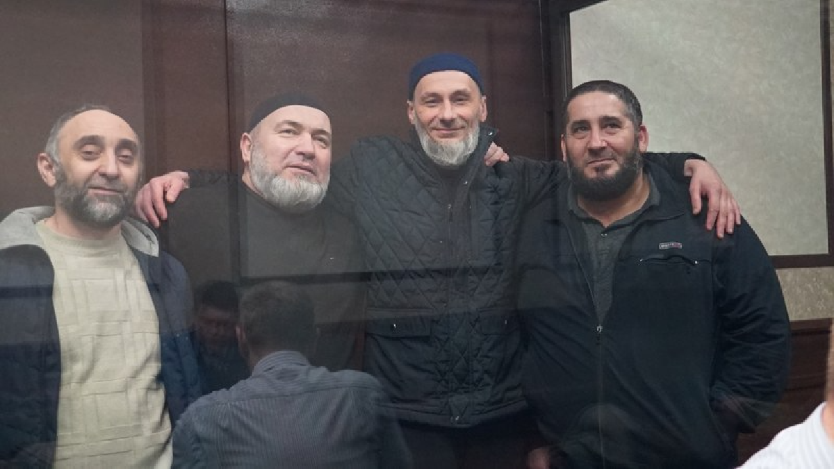 Rusiye makemesi, taqiqat tevqifhanesinde “Hizb ut-Tahrir” davasınıñ dört iştirakçısına tevqifini uzatqan