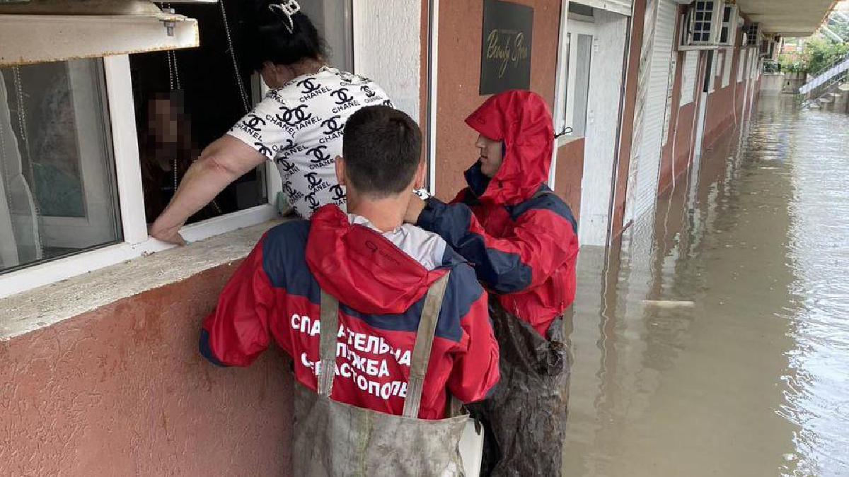 У Севастополі врятували семеро людей із зони затоплення