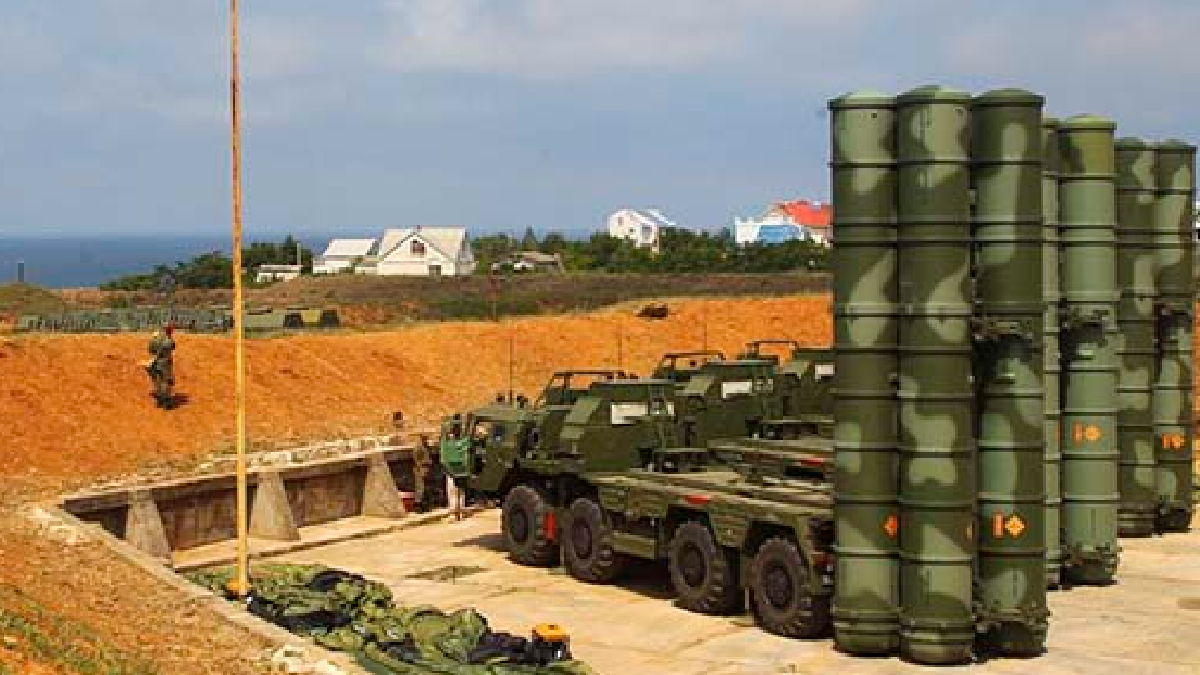 В окупованому Криму Росія проводить масштабні військові навчання зі стрільбами