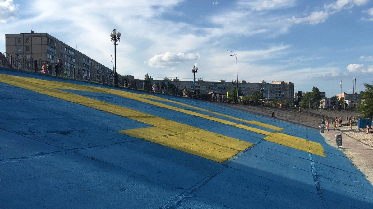 На Оболони восстановили крымскотатарский и украинский флаги | Видео