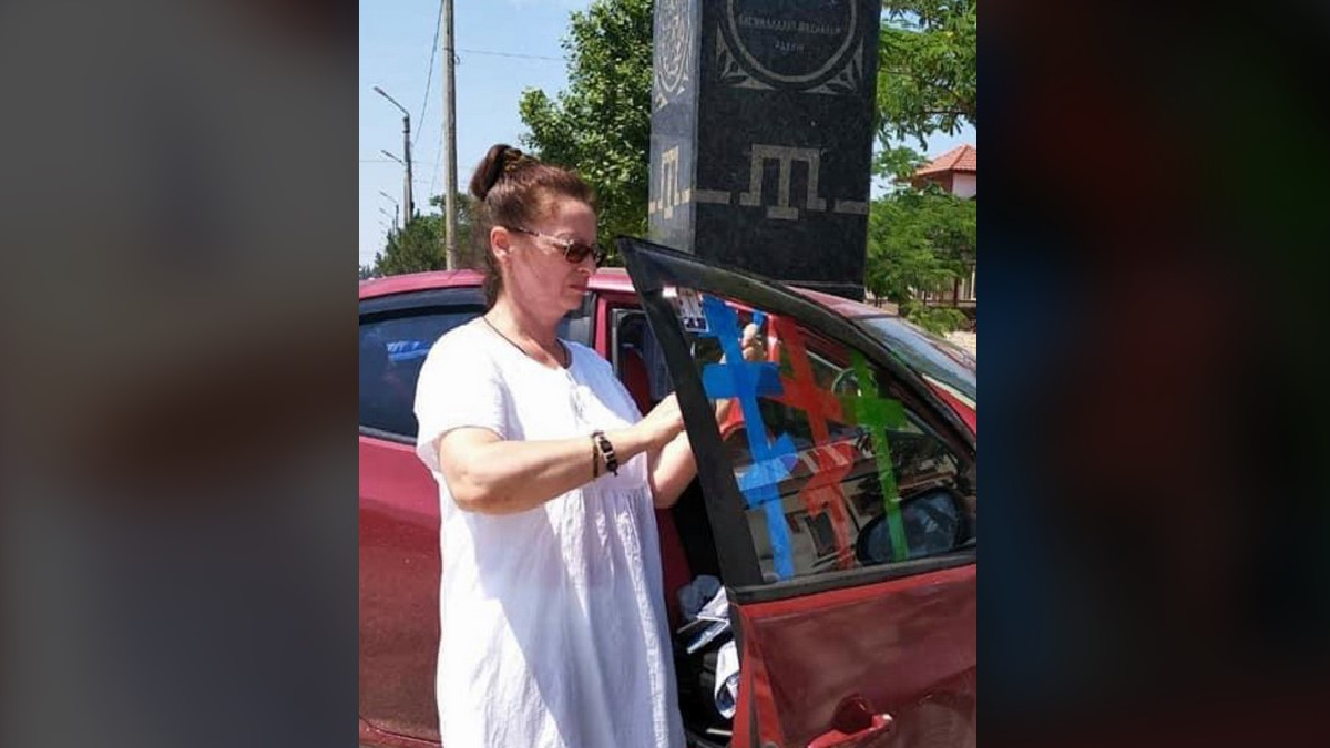 Росіянку, яка намагалася пошкодити пам'ятний знак з тамгою, арештували на 10 діб