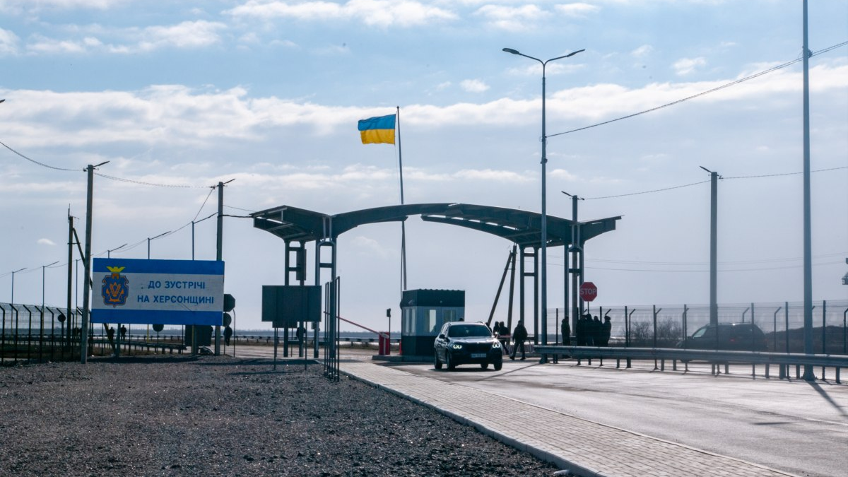 Адмінкордон окупованого Криму з Херсонщиною за добу перетинають 400 людей