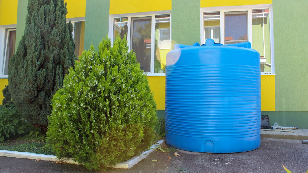 В школах та дитсадках окупованого Сімферополя встановлюють пластикові баки для води за 27,5 млн рублів