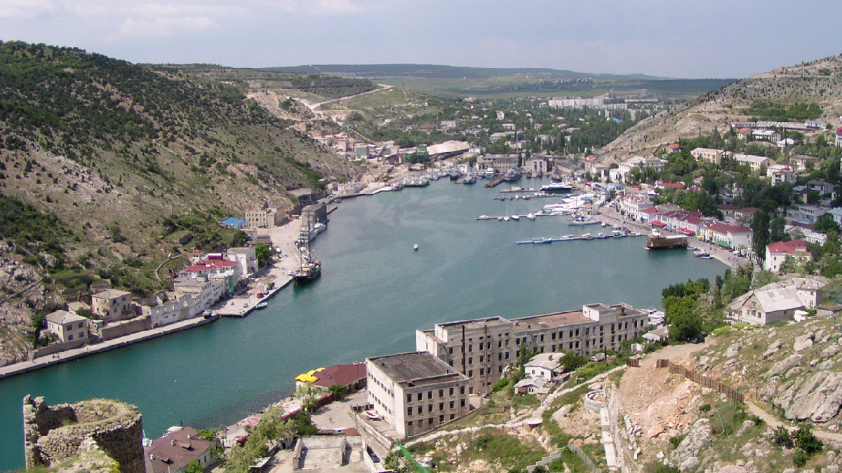 В окупованому Севастополі стався витік нафтопродуктів із затонулого катера