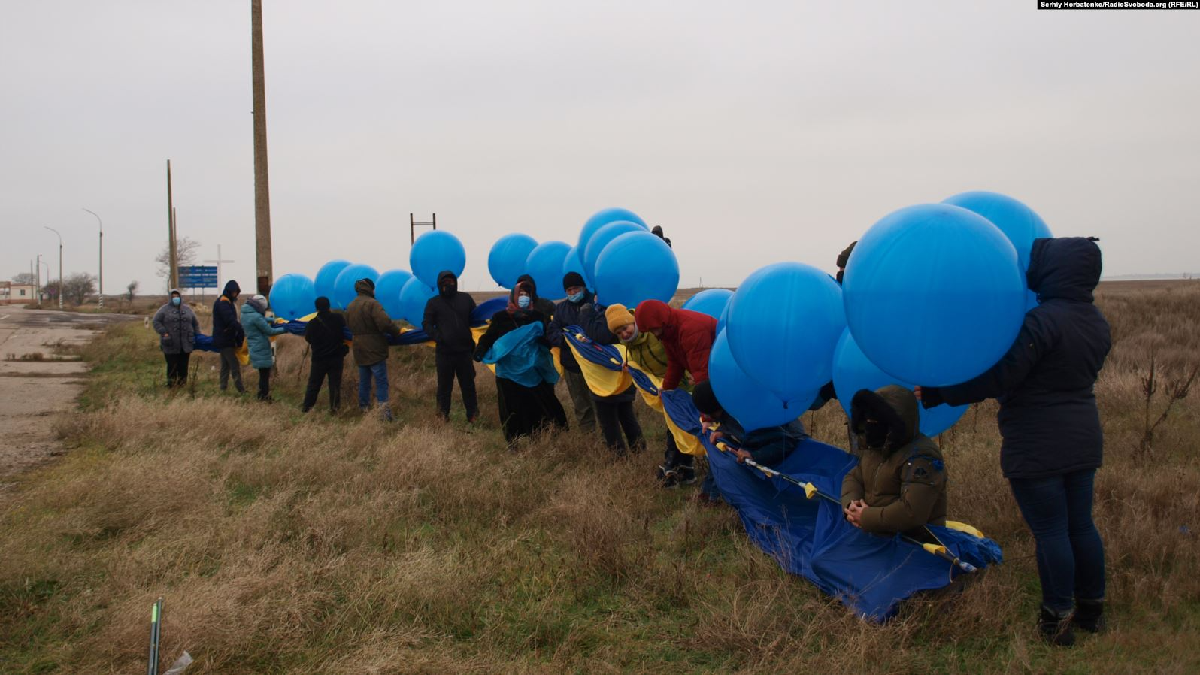USQ kününe göñülliler işğal etilgen qırım üzerinde 20 metrlik Ukraina bayrağını uçurttılar