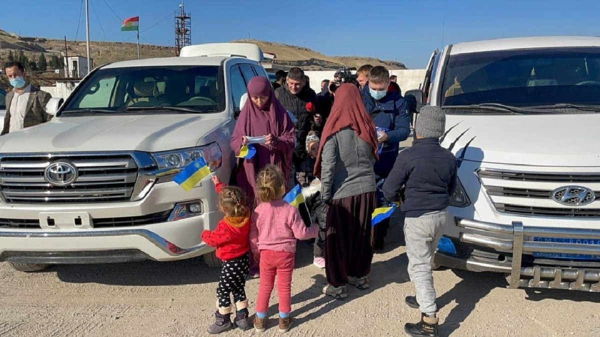 У МЗС України та ОП прокоментували евакуацію кримських татарок і їх дітей з табору біженців в Сирії