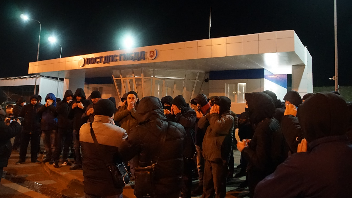 При мінусовій температурі, без гарячого пиття: Окупанти в черговий раз заблокували кримських татар, які їхали підтримати політв'язнів