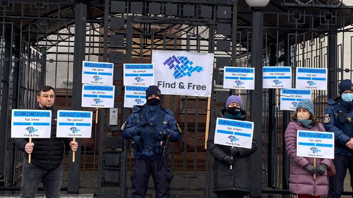 Біля посольства РФ в Києві відбулась акція на підтримку жертв насильницьких зникнень в окупованому Криму