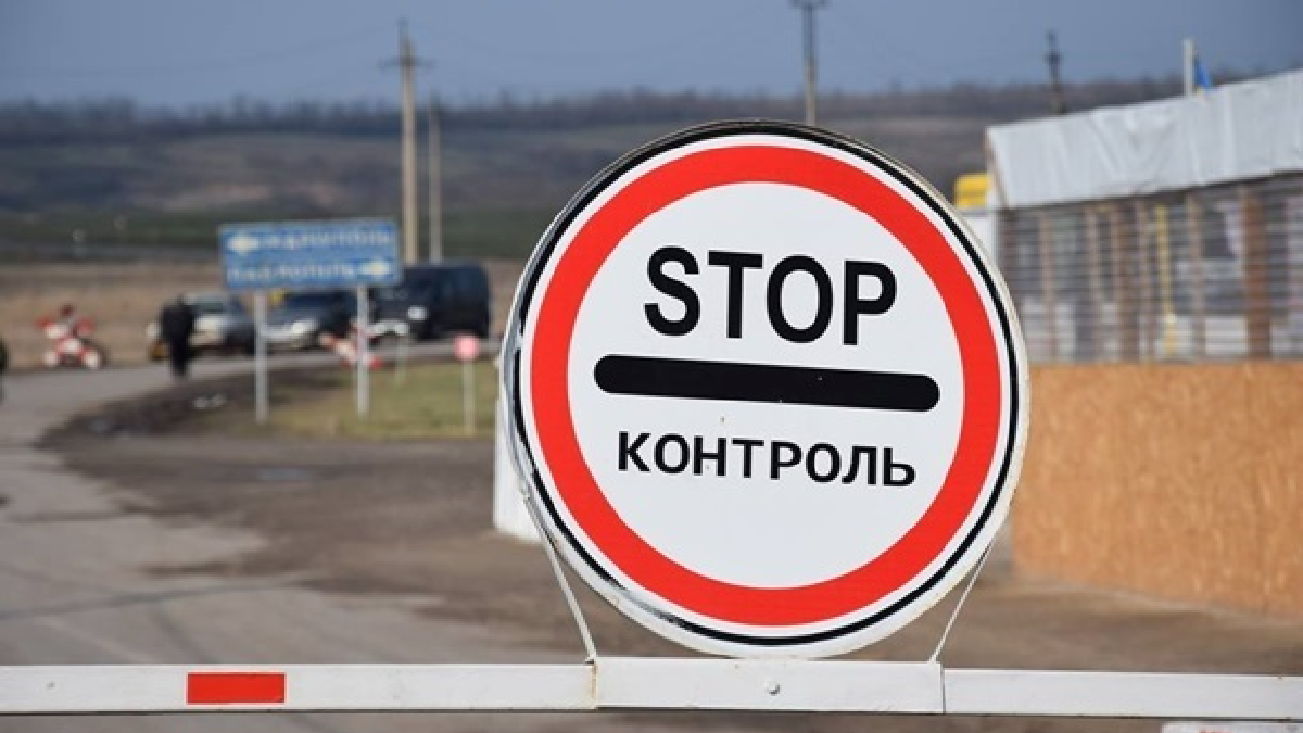 На адміністративному кордоні з окупованим Кримом затримали жінку за спробу дати хабар