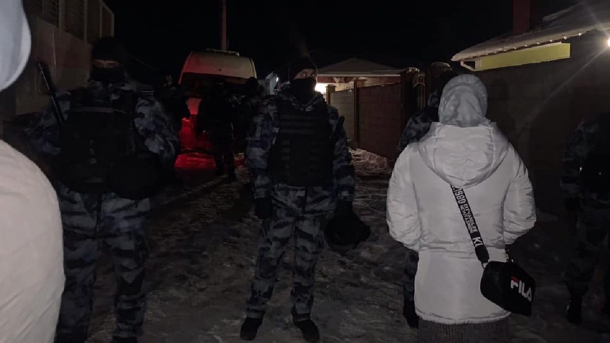 Рідні затриманих в ході нічних обшуків, розповіли про вилучення українських паспортів