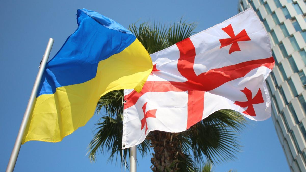 Ukraina ve Gürcistan Qara deñizde RF’nıñ “viran etici areketlerini” ve “Qırım platformasını” müzakere ettiler