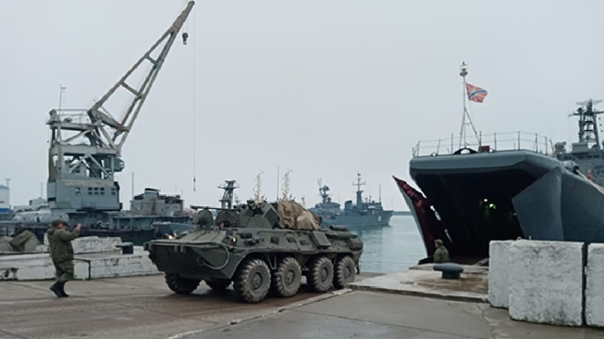 Окупанти відпрацювали навантаження військової техніки на бойові кораблі в Криму