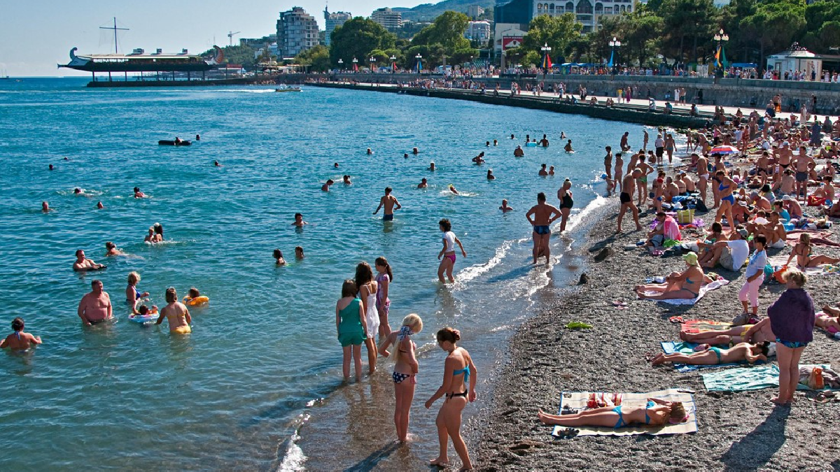 Жителів окупованого Криму зобов'яжуть сплачувати податки за відпочиваючих