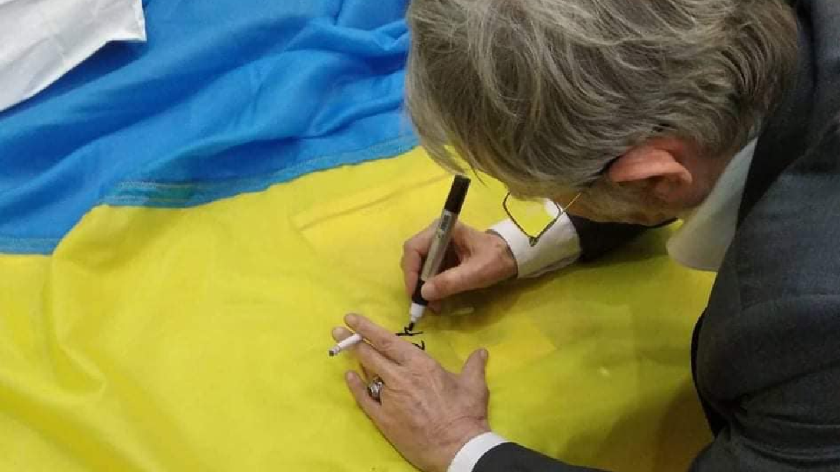 Джемілєв написав перше побажання на прапорі, який планують запустити в окупований Крим з адмінкордону