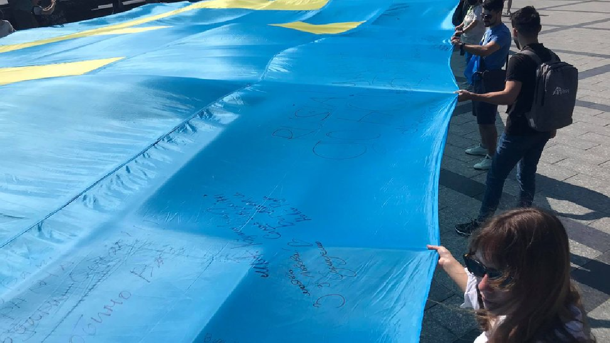 Львів'яни розгорнули великий кримськотатарський прапор з посланнями до мешканців окупованого Криму