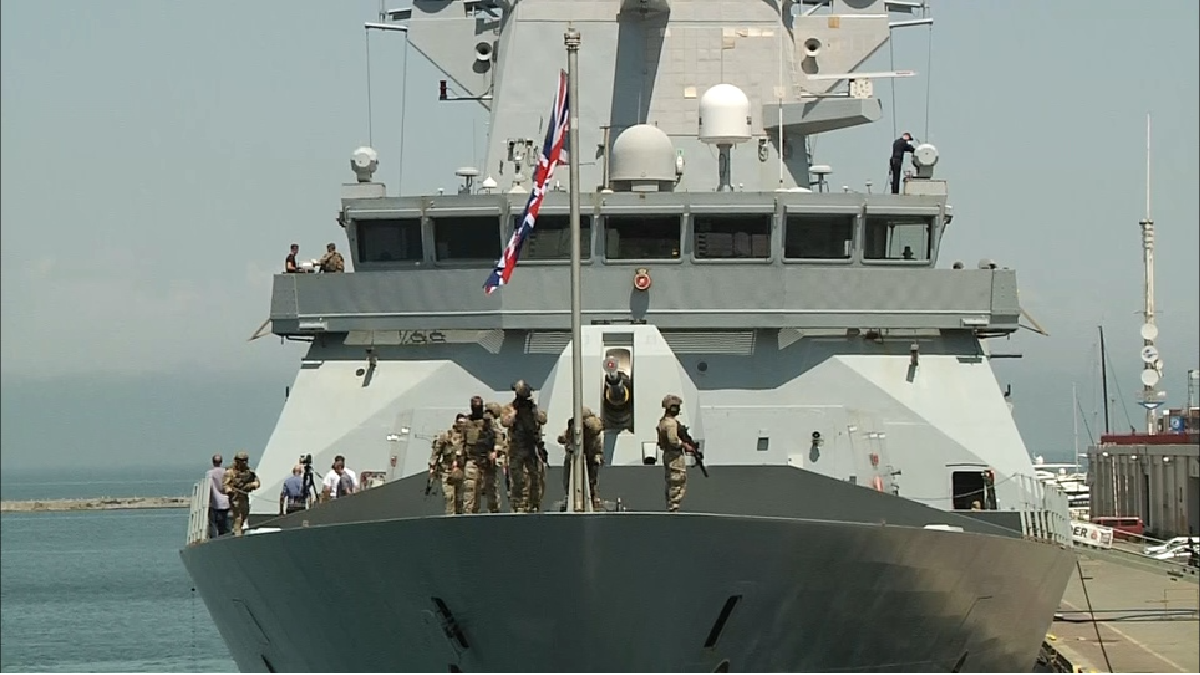 РФ заявила, що відкрила вогонь по британському есмінцю Defender у Чорному морі. Велика Британія спростовує інформацію про вистріли | ОНОВЛЮЄТЬСЯ