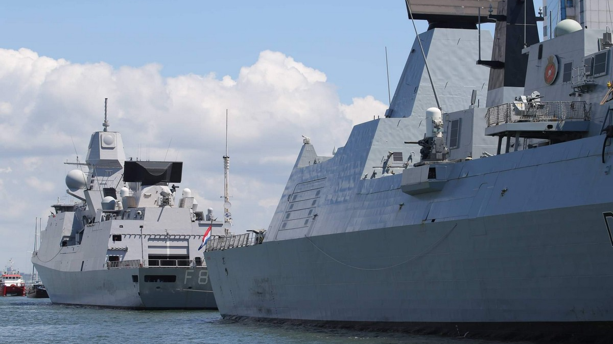 Ніхто на завадить нашим кораблям ходити поблизу Криму — міністр оборони Британії