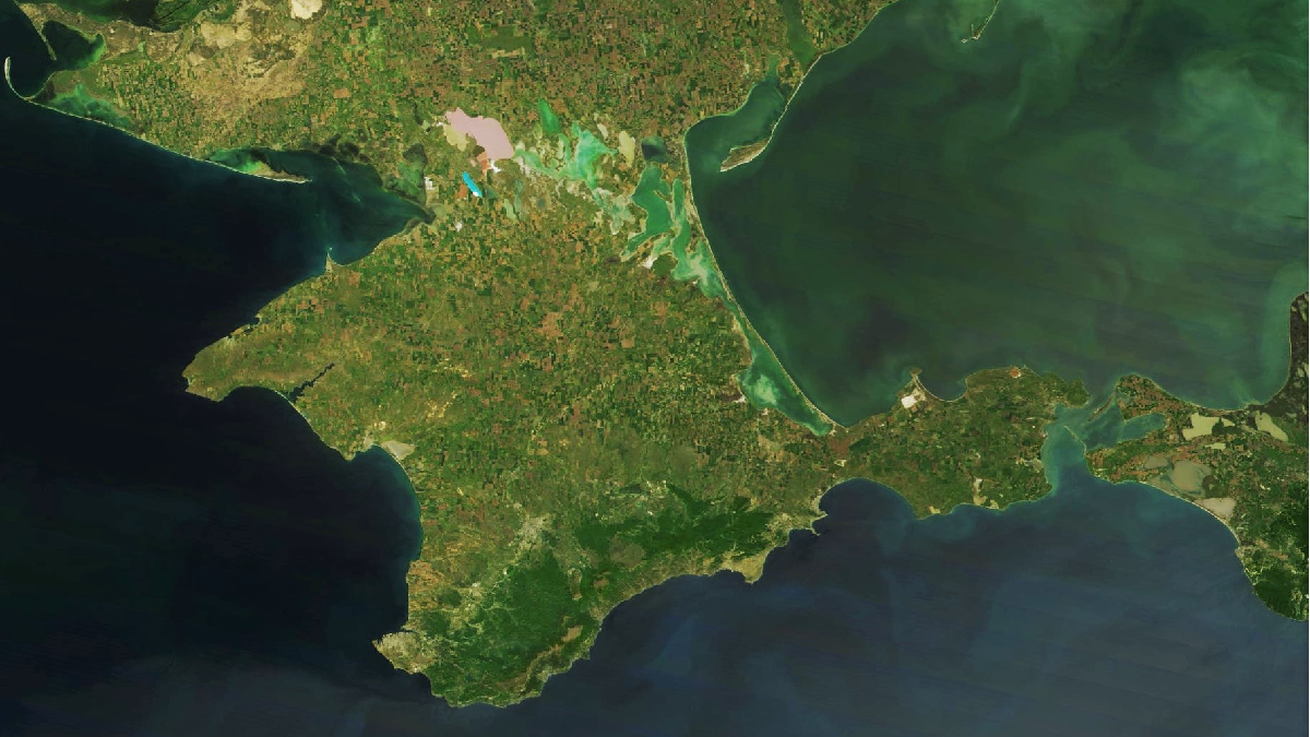 Супутникові знімки зафіксували, як російські окупанти окопуються на півдні Криму 