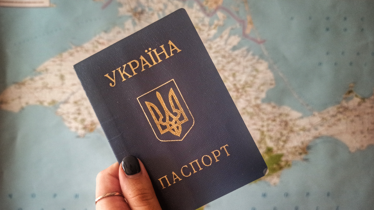 «Людина – заручник. І причина в нашій державі». Як громадяни України з тимчасово окупованих територій не можуть отримати український паспорт