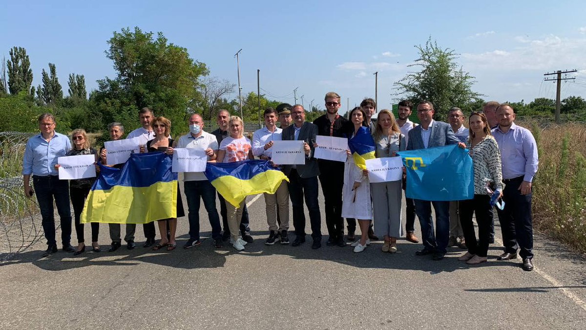 На КПВВ іноземні делегати підписали прапори, які передадуть у музей після деокупації Криму