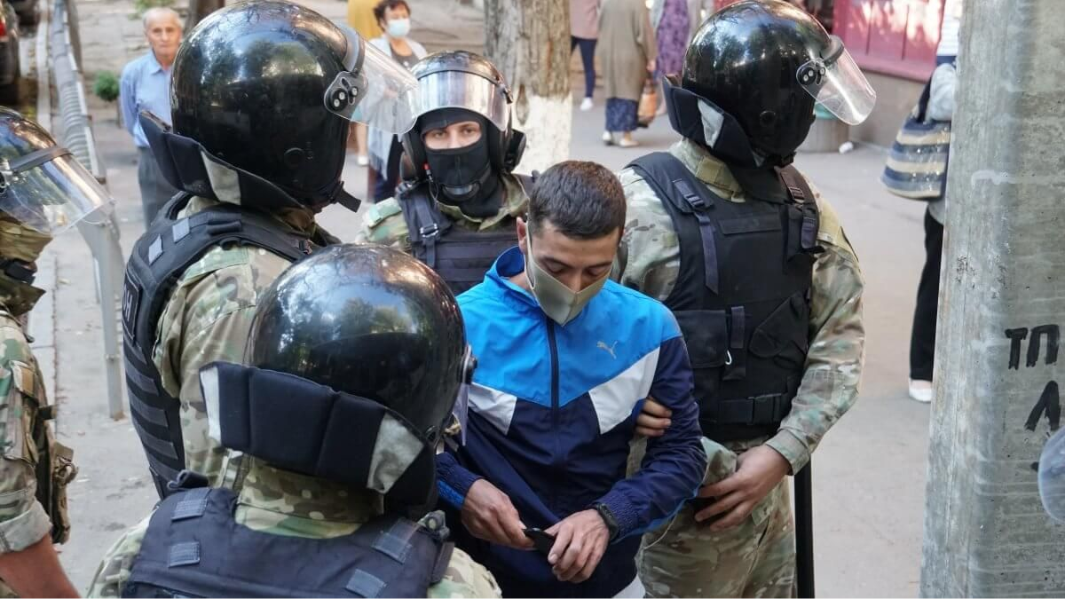 В Криму біля будівлі ФСБ затримали близько 40 людей. Серед них – двоє журналістів | ОНОВЛЕНО, ФОТО