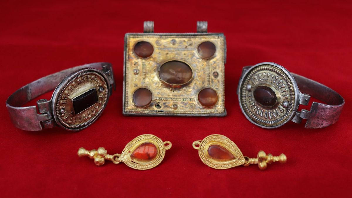 Gold and silver ornaments of the III century were found in the occupied Crimea during illegal excavations of the Alan cemetery