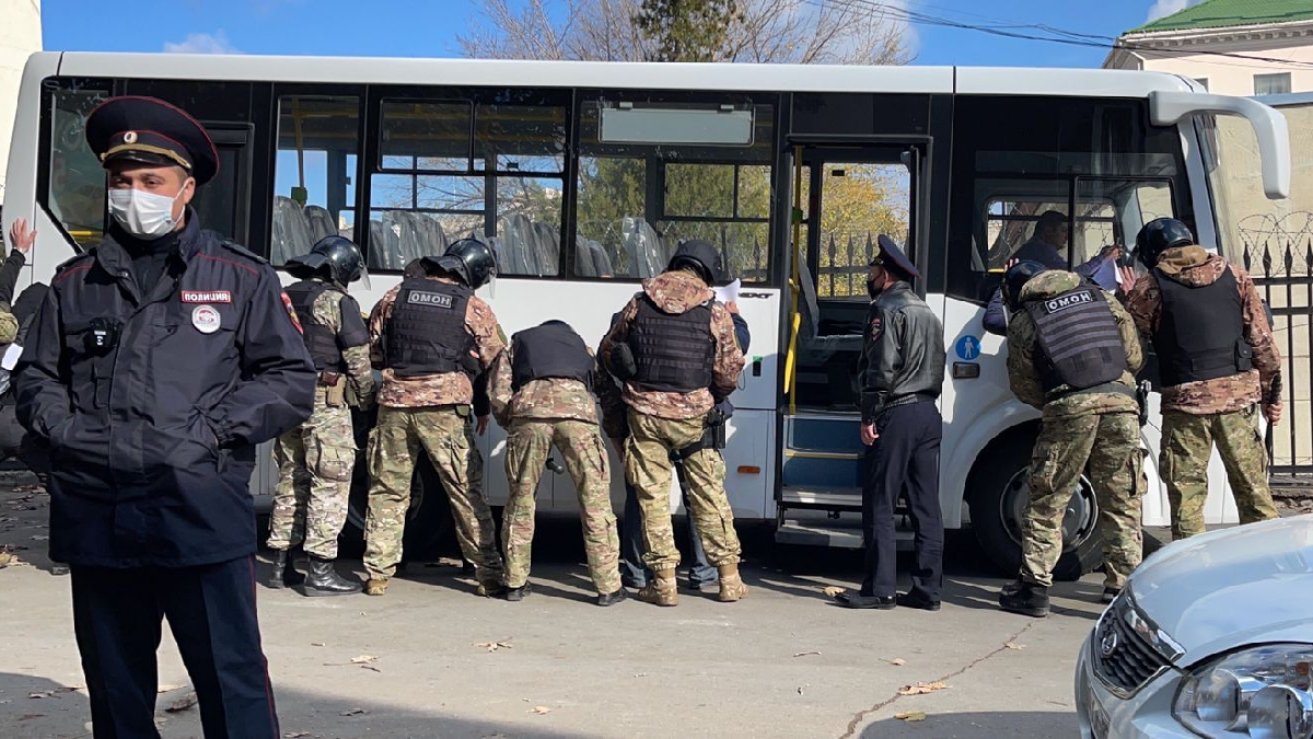 В окупованому Криму силовики знову затримали кримських татар і журналістів біля будівлі суду