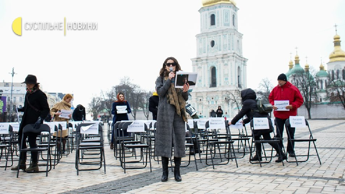 “Empty chairs”: an action in support of Ukrainian political prisoners took place in the centre of Kyiv