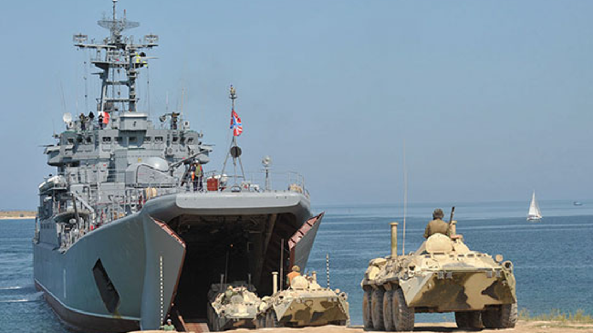 На великі десантні кораблі ЧФ РФ завантажили військову техніку та особовий склад