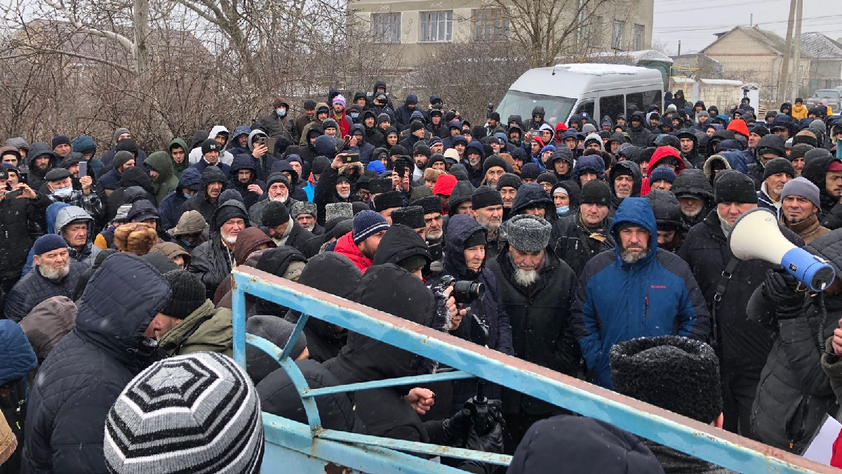 У дома Наримана Аметова в знак протеста против пыток собрались сотни крымских  татар