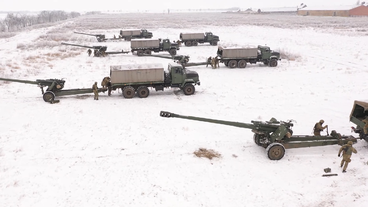 Ukrain askerleri işğal etilgen Qırımnıñ sınırı yanında taktik-mahsus oquşlarını keçirdiler