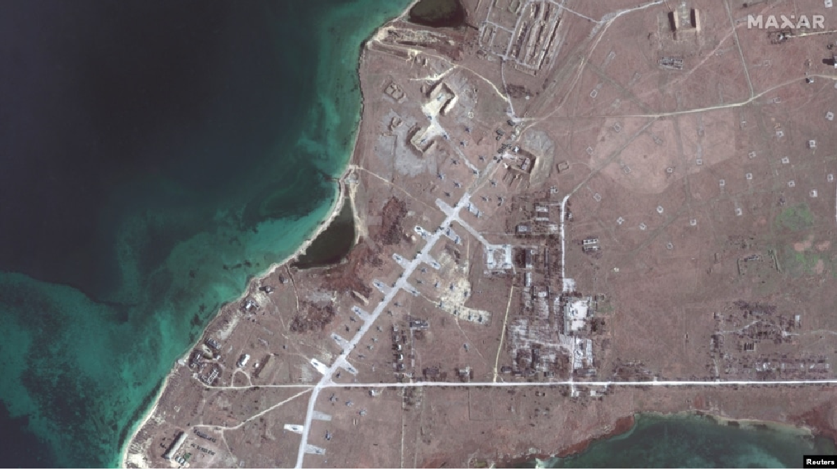 В оккупированном Крыму вблизи озера Донузлав замечены десятки российских вертолетов