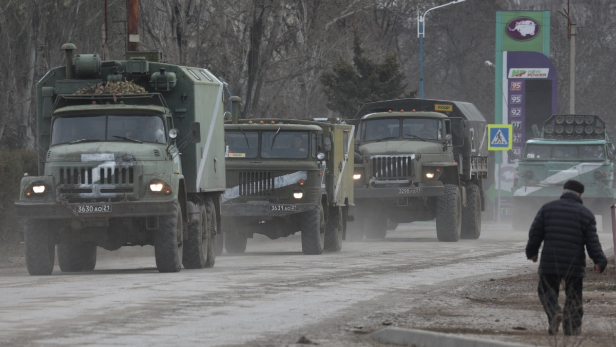 На північ окупованого Криму вантажівками звозять російських військових