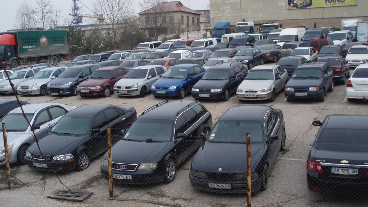 Окупанти вивозять до Криму автомобілі з тимчасово окупованих районів півдня материкової України