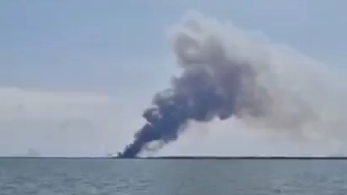 Ворожий корабель раптово загорівся біля окупованого Севастополя