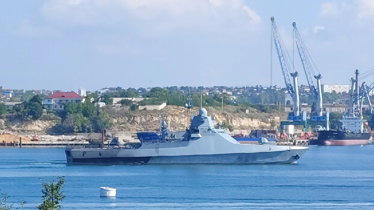 До Севастопольської бухти зайшов військовий корабель окупантів із обпаленим бортом
