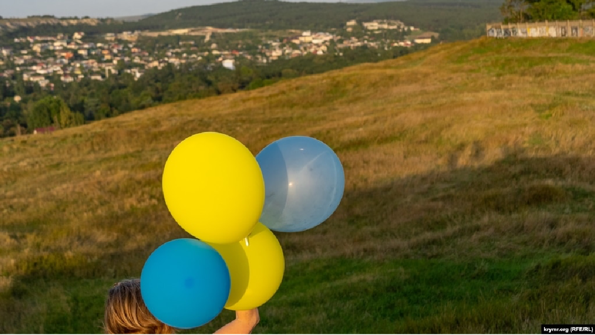 В окупованому Криму запускали повітряні кульки у кольорах українського прапора