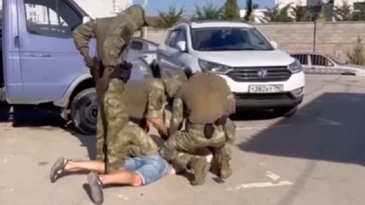 В окупованому Севастополі силовики затримали чоловіка за українську пісню