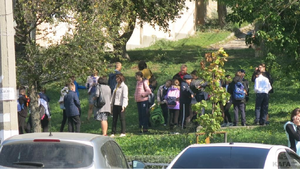 У Феодосії та Керчі надійшли повідомлення про мінування шкіл, людей евакуювали
