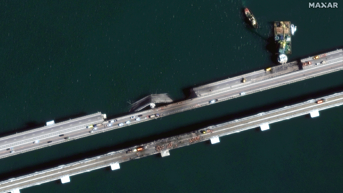 На нових супутникових знімках зруйнованого Кримського моста видно величезні черги на поромну переправу