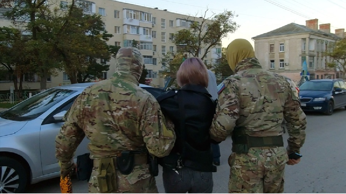 Мешканку Керчі окупанти затримали за побажання смерті російським військовим