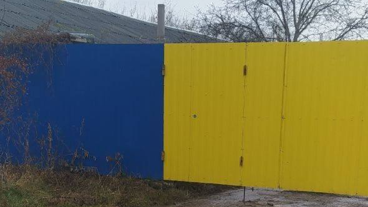 В окупованому Криму ворота поблизу військової частини російських військових розфарбували у жовто-блакитний колір