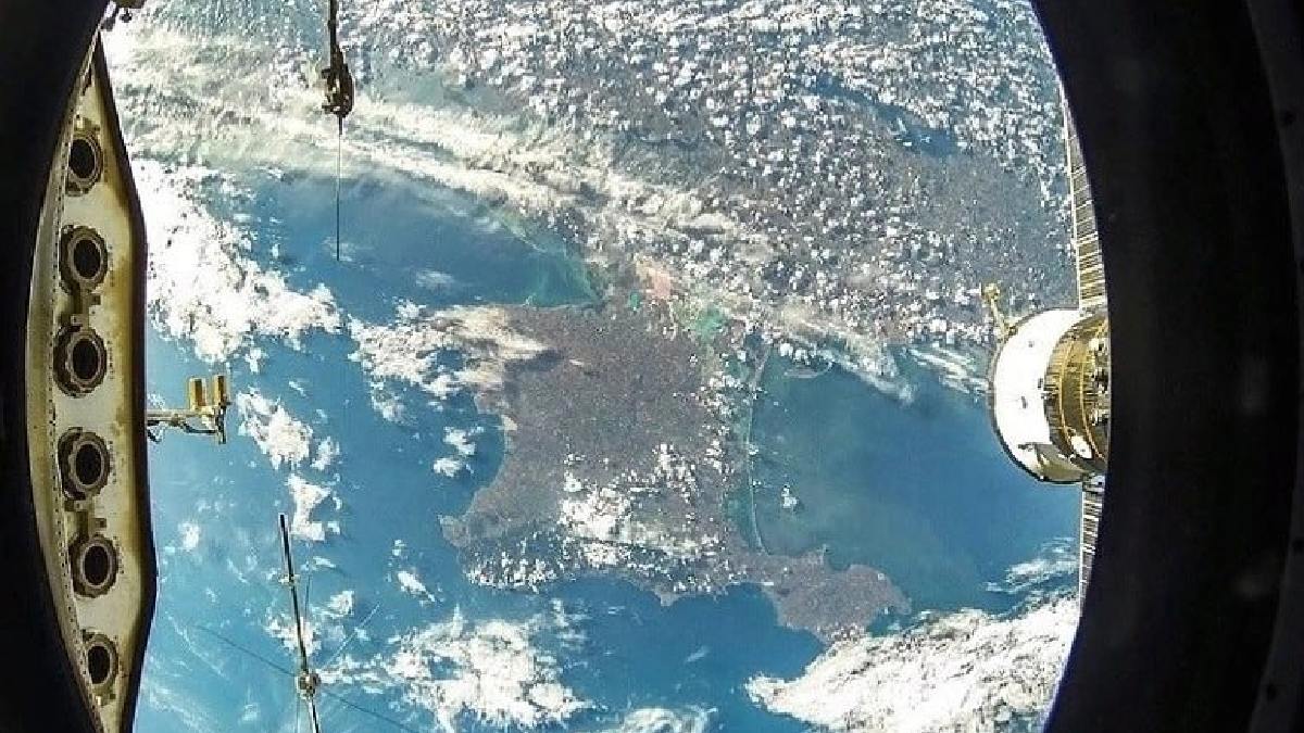 Американський безпілотник веде розвідку біля берегів окупованого Криму