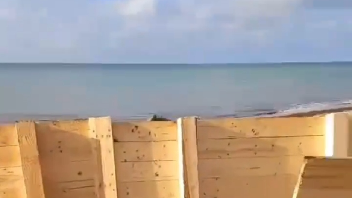 В районі Євпаторійського маяка на пляжі окупанти будують лінію оборони