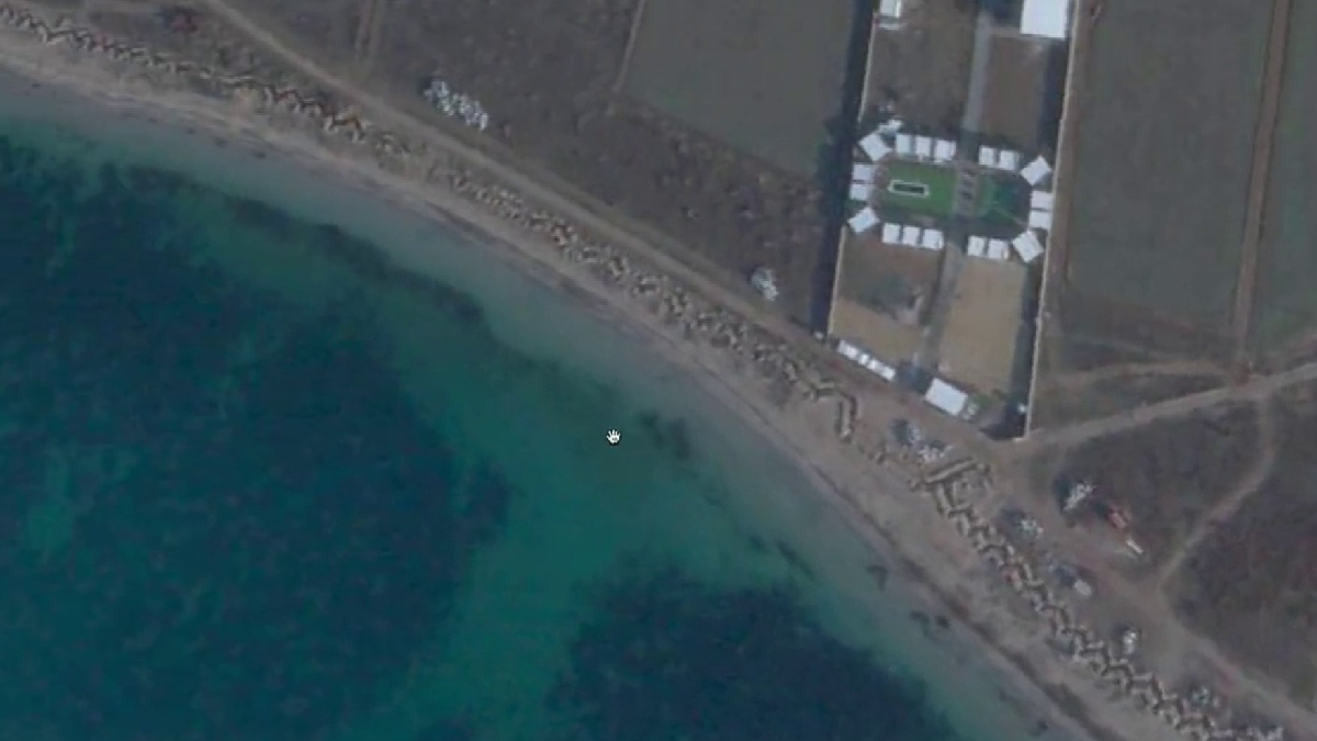 До сезону готові: окупанти на пляжах в Євпаторії викопали вже 3,6 км окопів та траншів