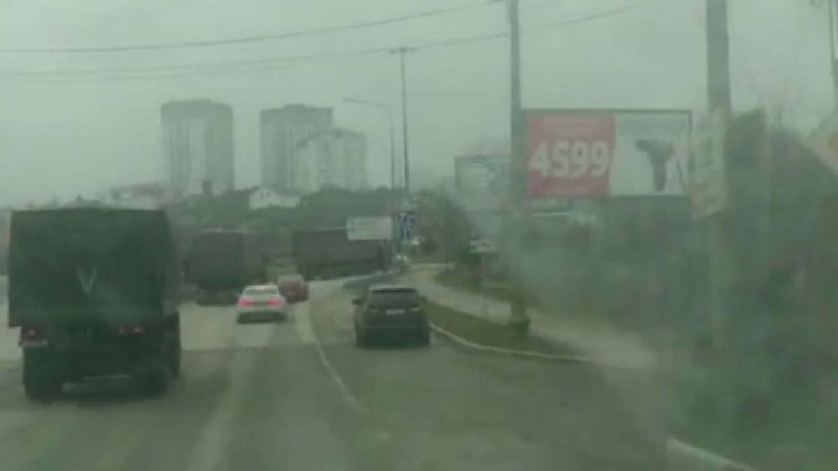 У Севастополі помітили колону російських військових вантажівок, які прямували у бік Козачої бухти