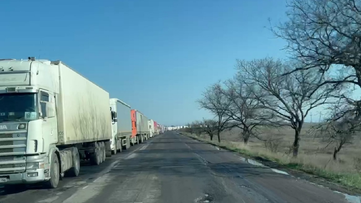 На в'їзді до Криму утворилася 10-кілометрова черга з вантажівок