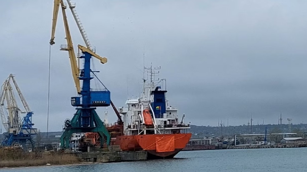 Окупанти «сховали» іноземне судно у порту Керчі